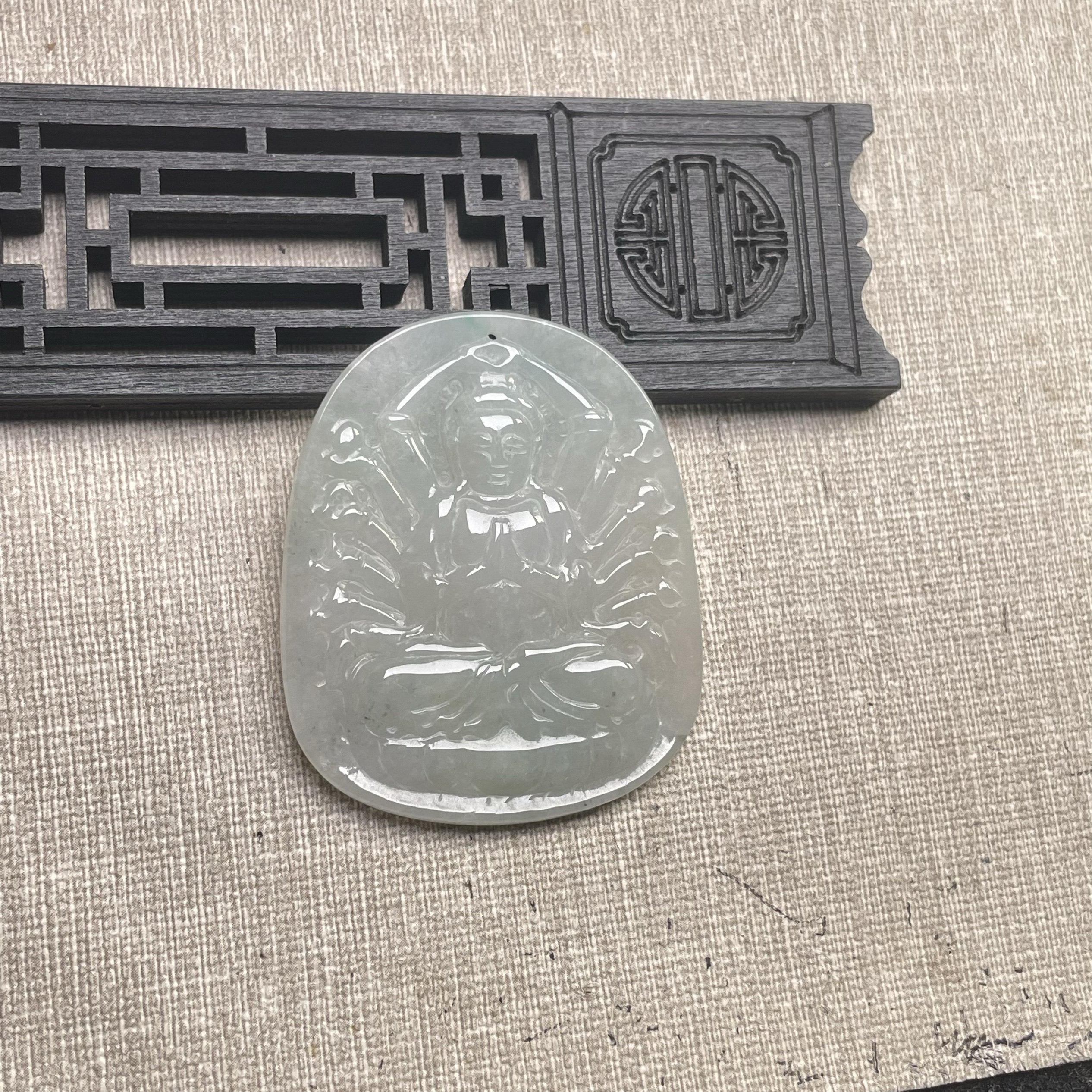 隆慈缘原矿翡翠源头直发A货翡翠冰糯种淡绿飘花千手观音吊坠挂件