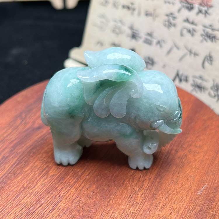 隆慈缘A货缅甸翡翠飘绿大象摆件