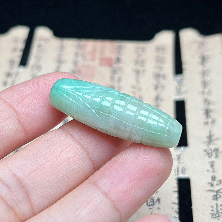 隆慈缘缅甸A货冰糯翡翠玉米吊坠