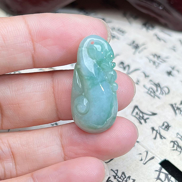 缅甸A货飘绿花翡翠龙头如意吊坠