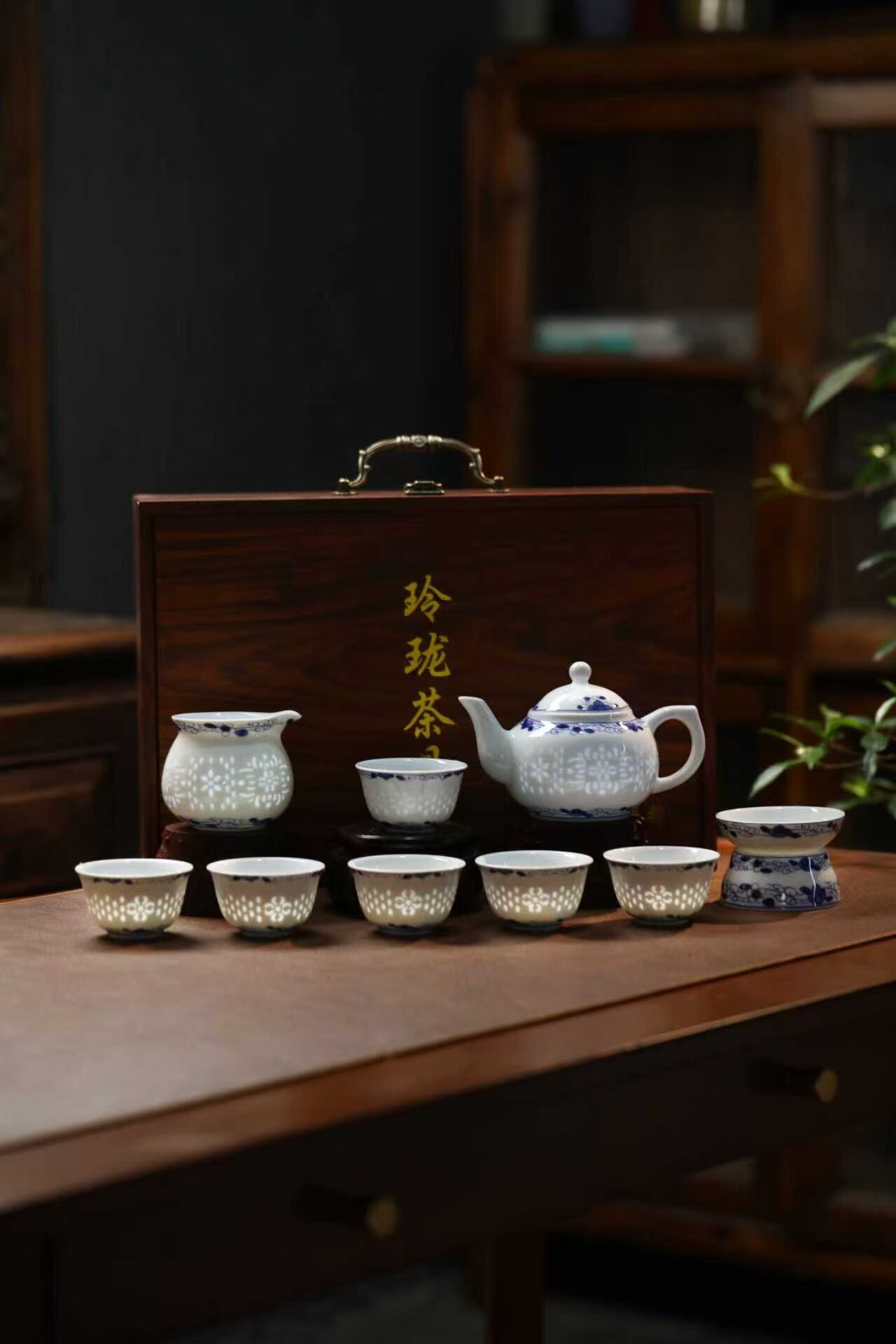 促销价景德镇陶瓷茶杯主人品茗杯功夫青花10件套玲珑茶具礼品套装