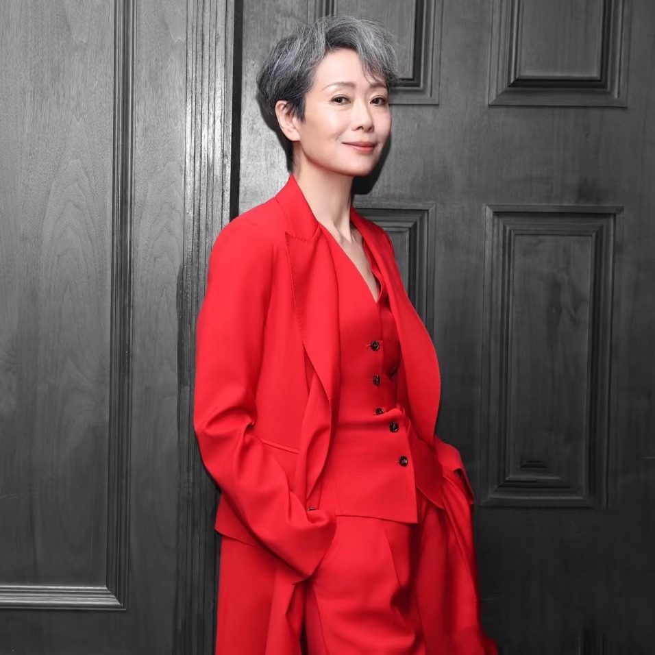 2025叶童春晚红色西装写真拍摄演出礼服时尚气质高级感演出服
