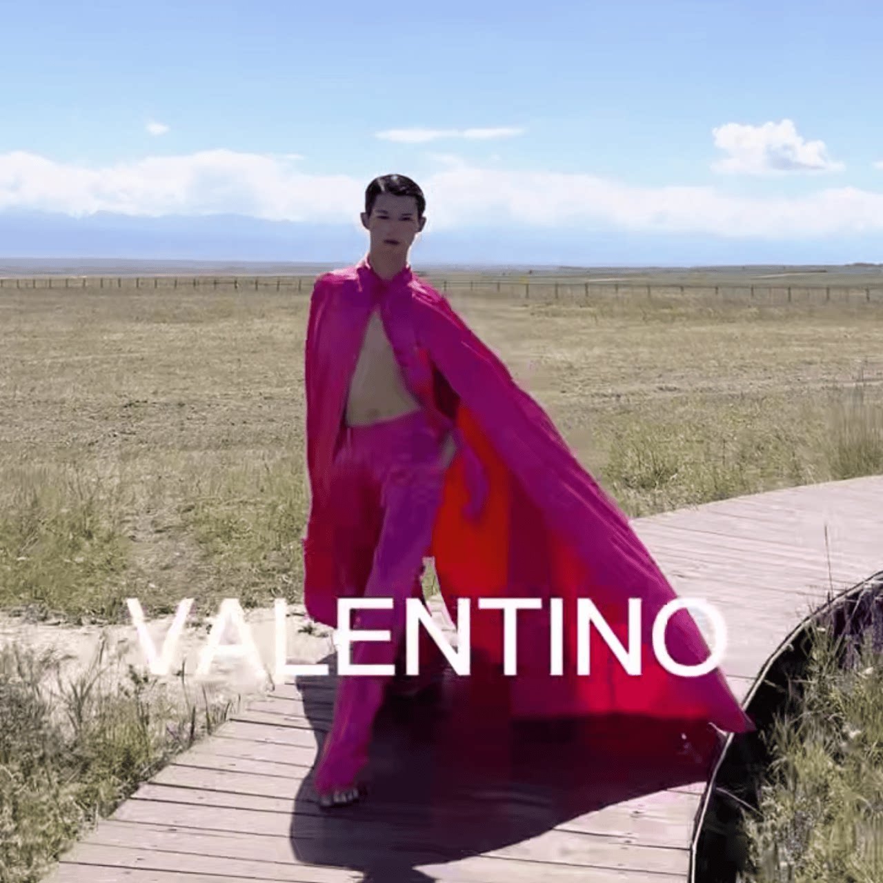 新款2024路仙人同款时尚高端玫红大披风走秀演出服定制礼服舞台服