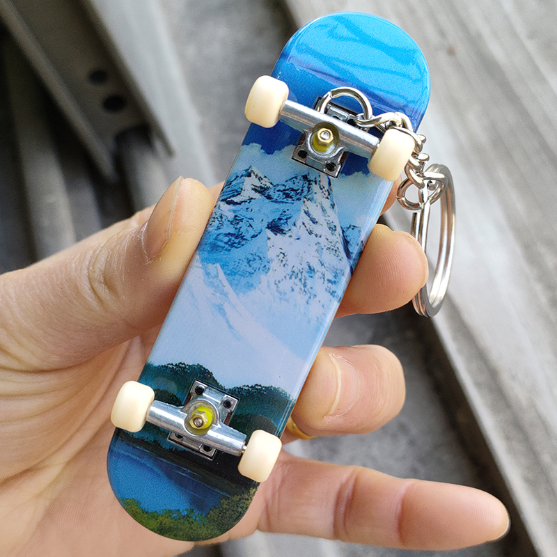 卡通双翘手指滑板钥匙扣塑料学生