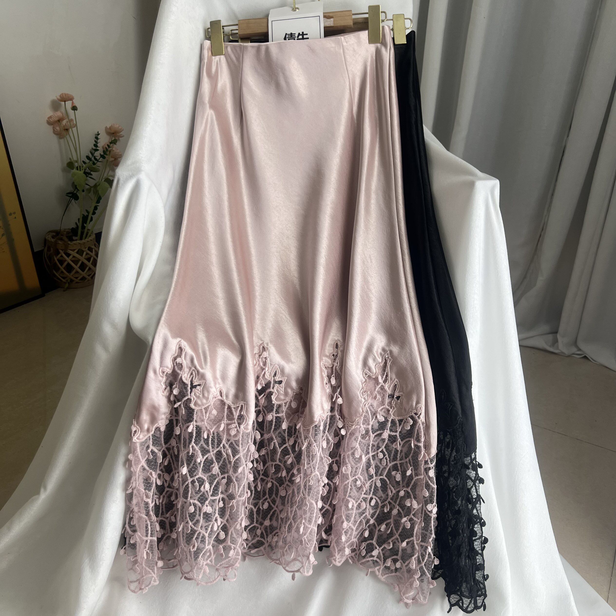 倩牛神货】80醋酸 设计如画蕾丝拼接松紧高腰垂感半身长裙26夏款