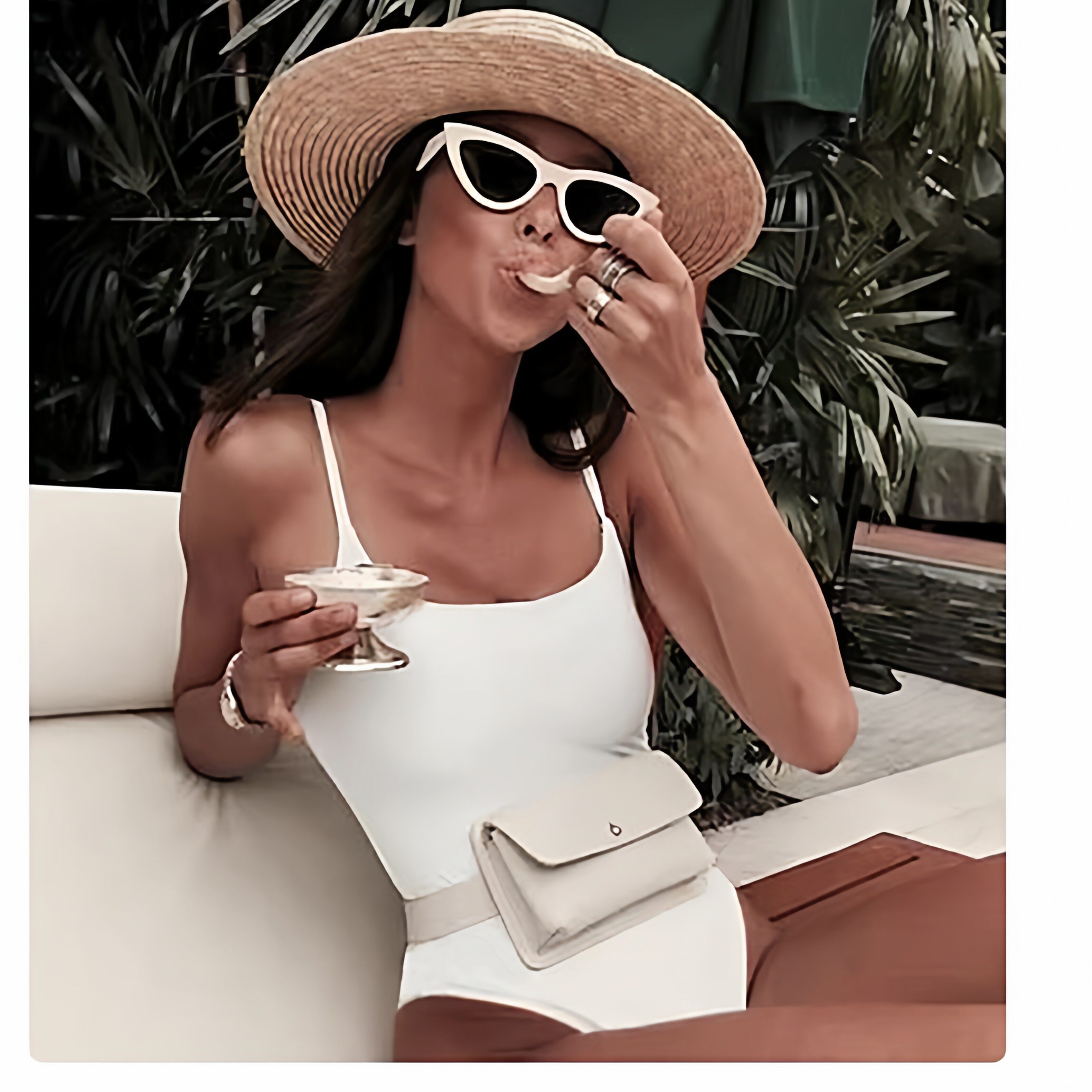 倩牛特价泳衣】简约风吊带连体泳衣女修身显瘦美体度假沙滩泳装