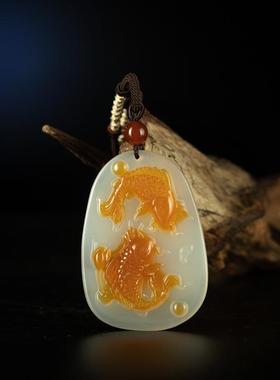 巧雕原皮双鱼吊坠冰玻种老玉髓