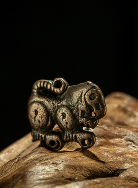 罕见题材〓明代藏传精致老道紫天铜瑞兽狮造型随身老托甲吊坠收藏