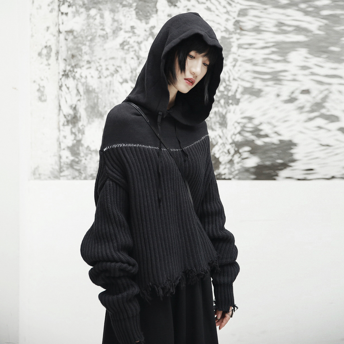 SIMPLE BLACK 暗黑破坏风秋冬割破女式加厚堆堆袖连帽套头毛衣