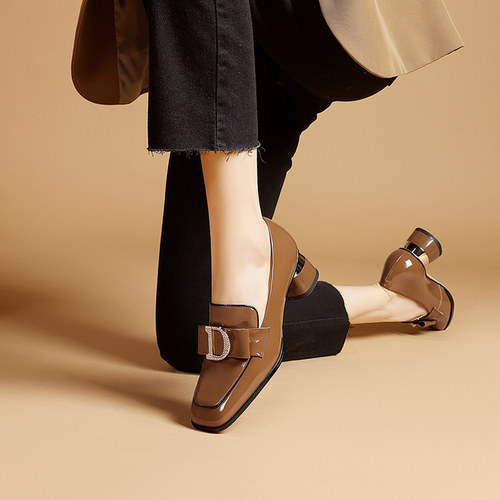 方头金属扣件乐福鞋牛漆皮小皮鞋