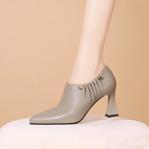 金属扣褶皱尖头粗跟深口单鞋