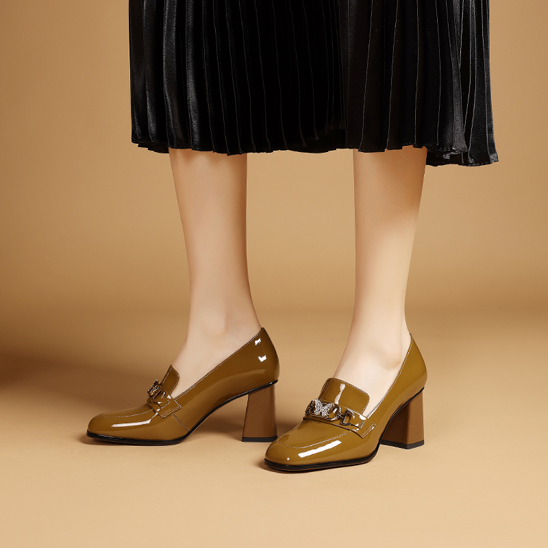 蝴蝶金属扣饰牛皮粗跟方头乐福鞋