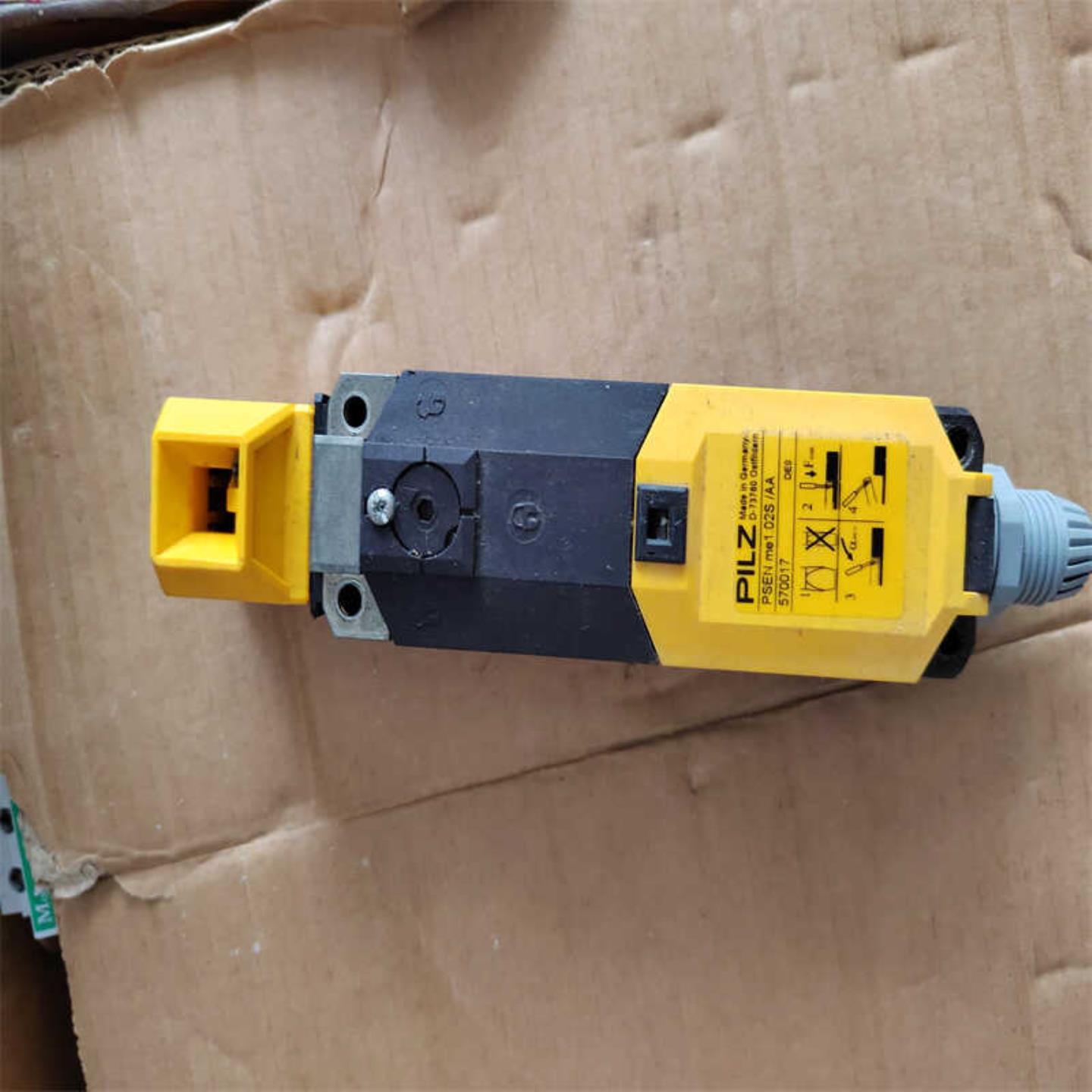 原装进口JOKAB SAFETY 佳可安全继电器 PLUT0 B46 V2