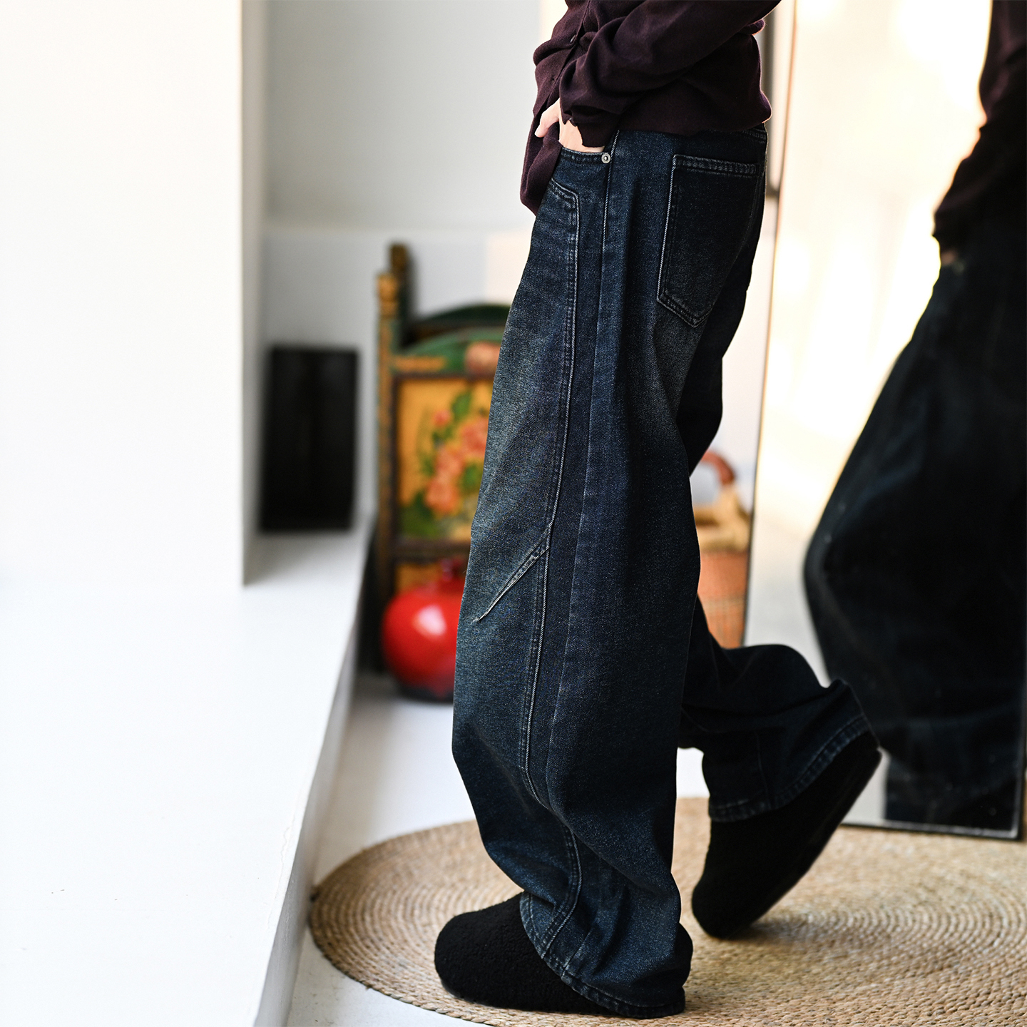 深蓝磨色侧缝加绒弯刀阔腿牛仔裤