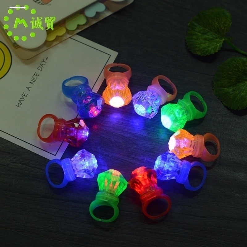 LED发光戒指 仿钻石戒指手指灯闪光指环灯 发光钻石戒指