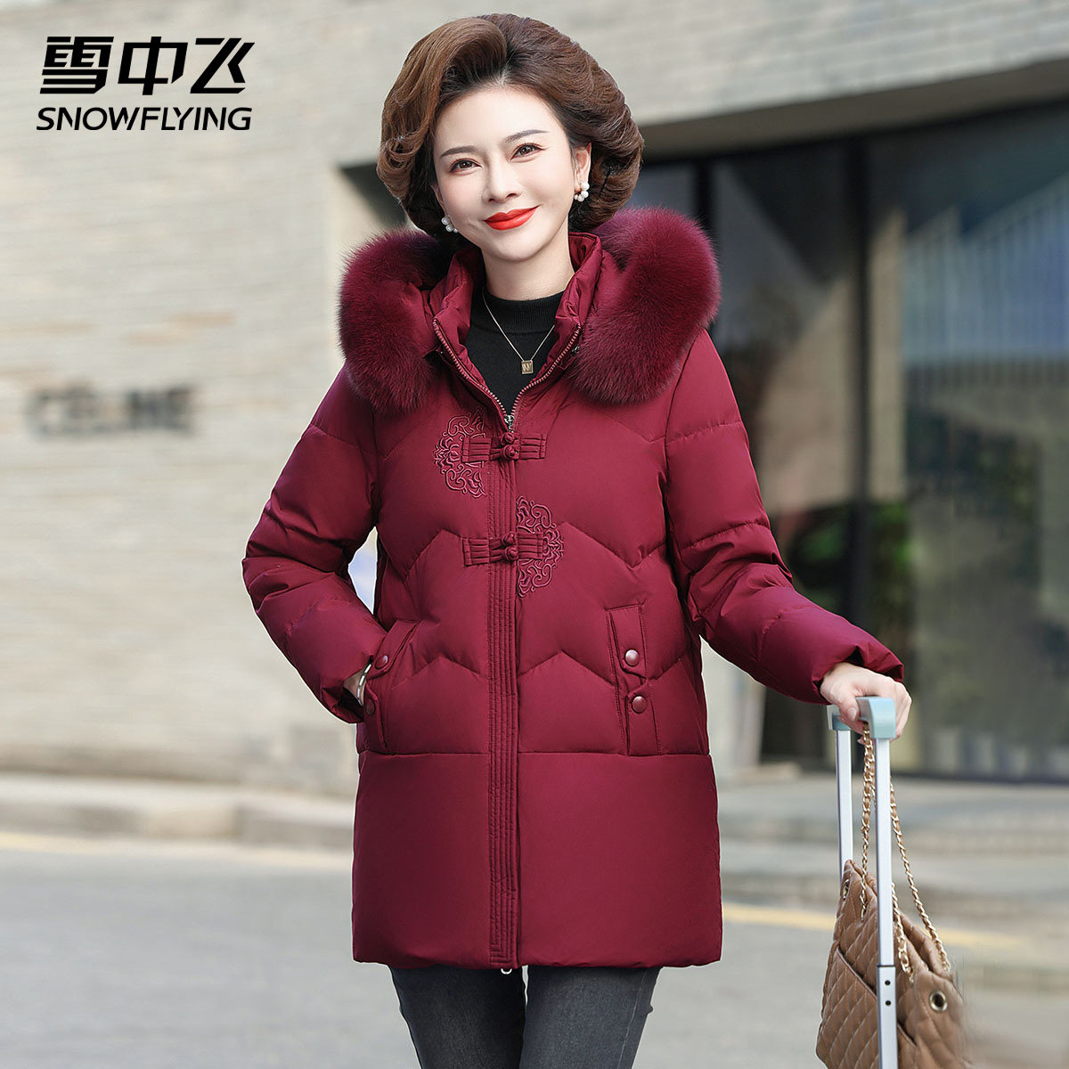 雪中飞洋气毛领中老年羽绒服连帽中长款女冬季新款妈妈装大码外套