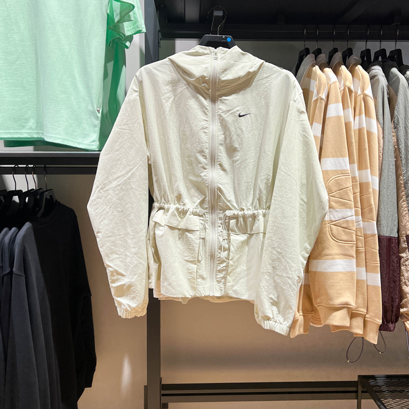 NIKE耐克女装2024夏新款风拒水梭织连帽夹克休闲防晒衣FN3670-020