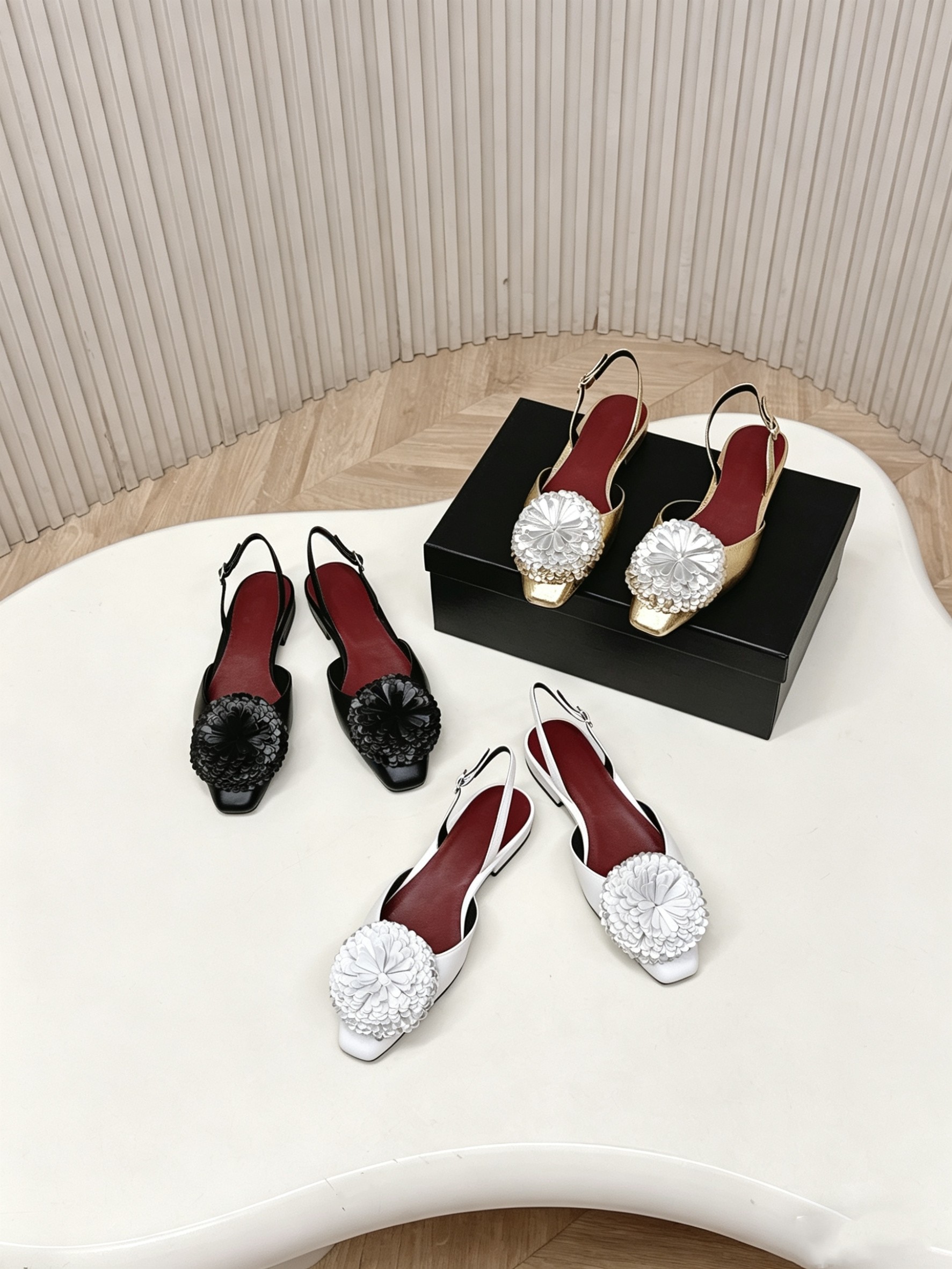 2026夏季新款小香风平底山茶花朵方头百搭后拌带时尚真皮凉鞋女