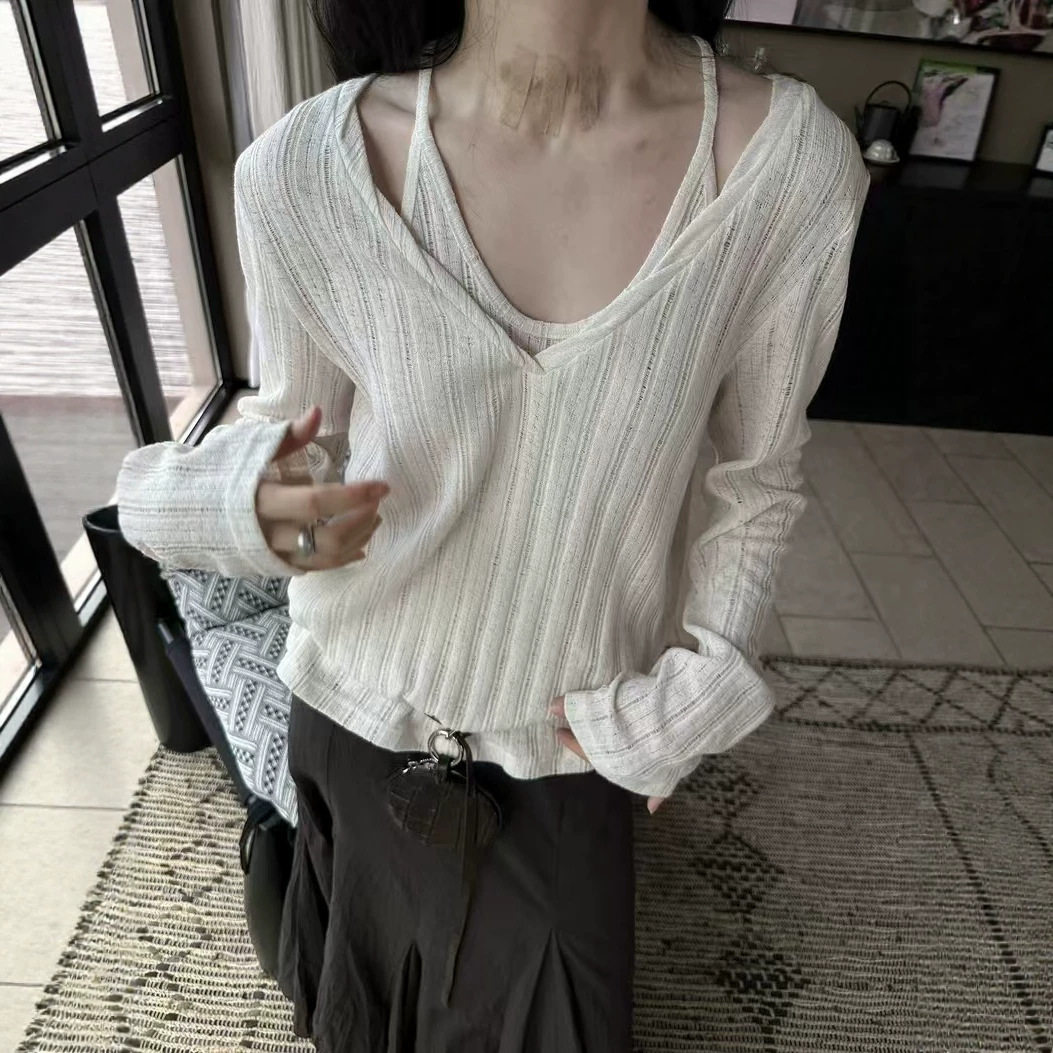 早秋V领假两件镂空条纹针织衫