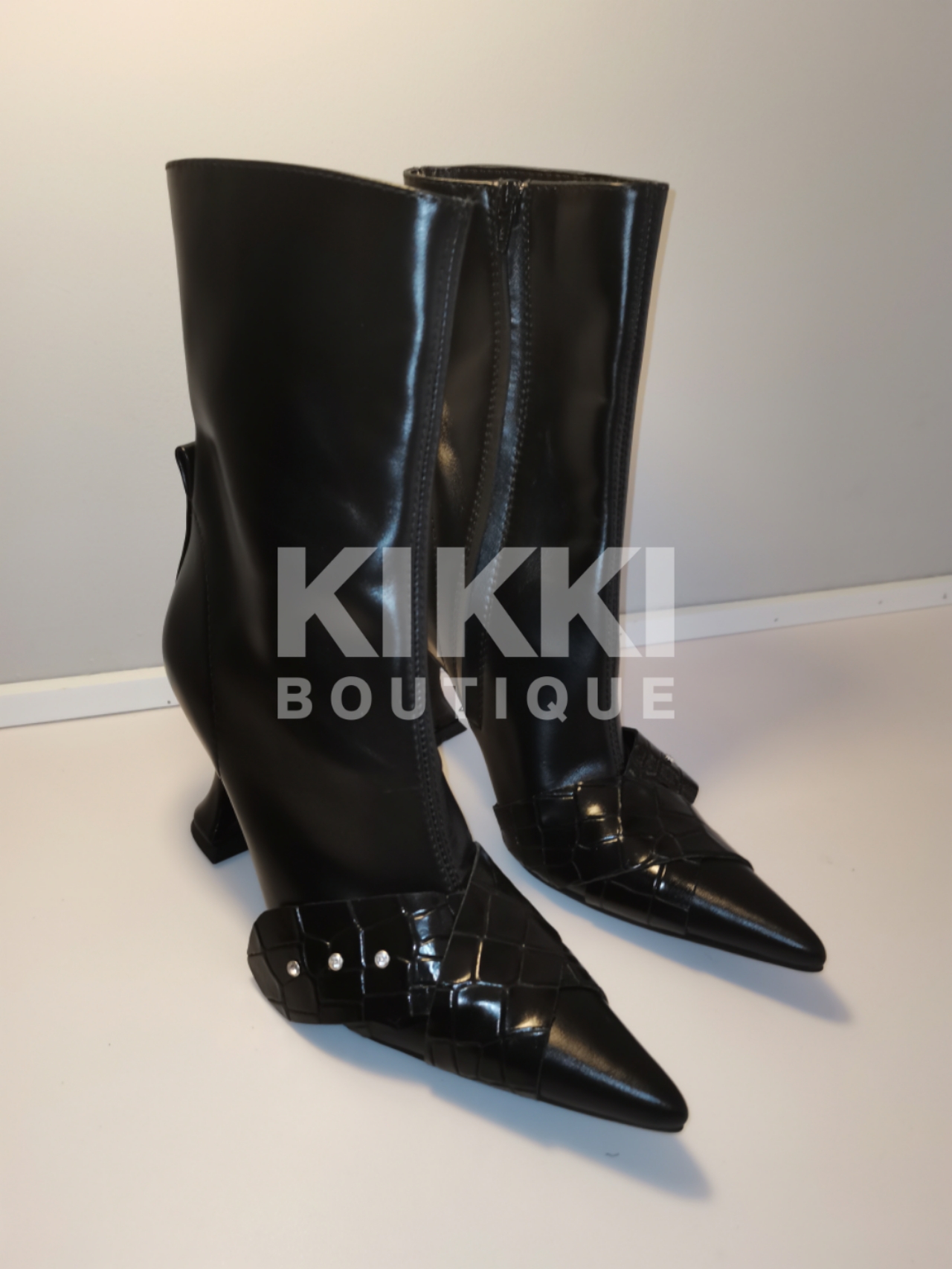 Nina Zarqua SS21新品尖头水钻皮靴短靴kendall同款kikkiboutique-封面