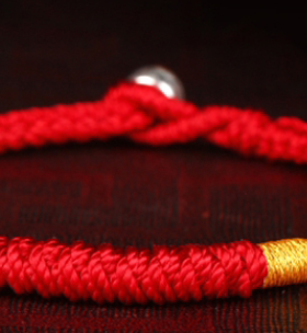 手工编制本命年红绳手