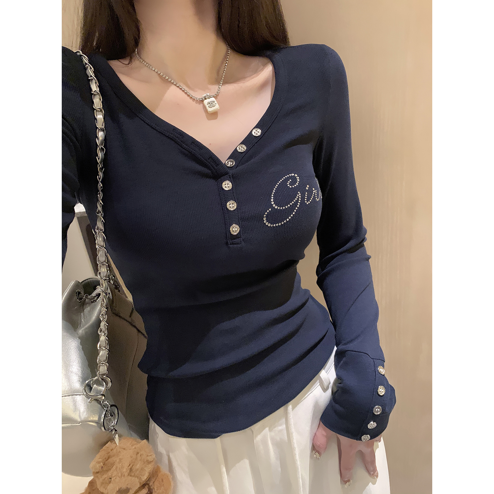 藏蓝色多纽扣v领修身长袖