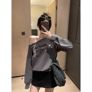 庄大泥 深灰色斜肩烫钻卫衣