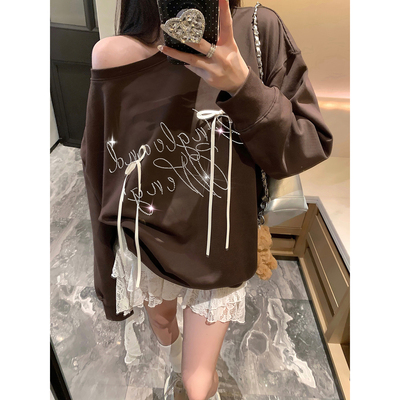 特价清仓no退】美拉德棕字母烫钻蝴蝶结斜肩卫衣