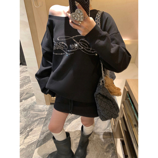 庄大泥 黑色设计感烫钻斜肩卫衣套装