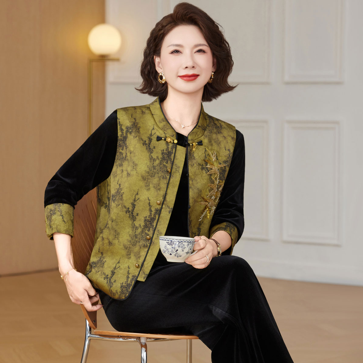新中式妈妈装金丝绒休闲三件套女士2026秋季国风气质显瘦马甲套装