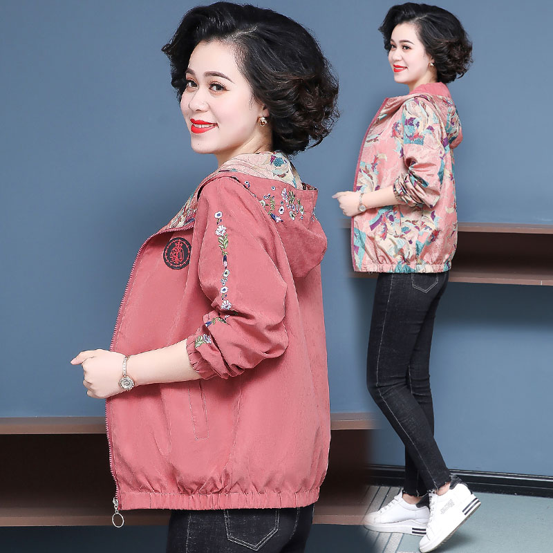 短款衣服配什么裤子好看(短款衣服)