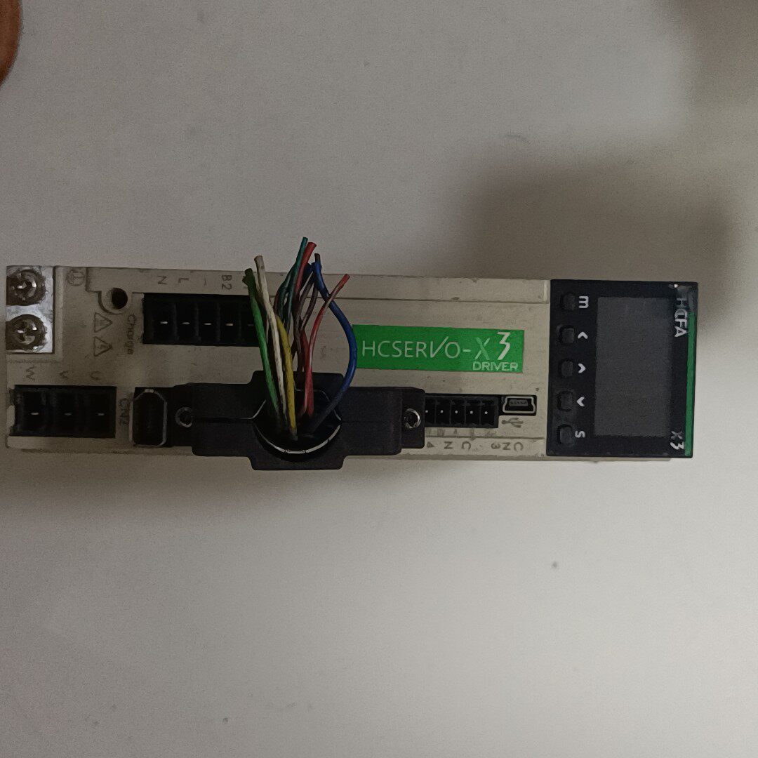 议价禾川100W伺服驱动器SV-X3DA010A-D，各一台实物