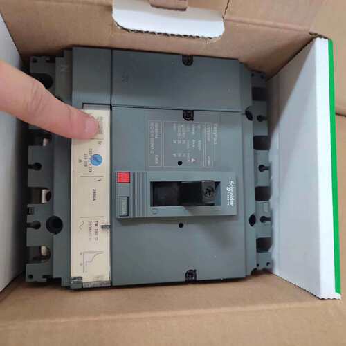 {议价}施耐德CVS250F 4P250A塑壳断路器525543