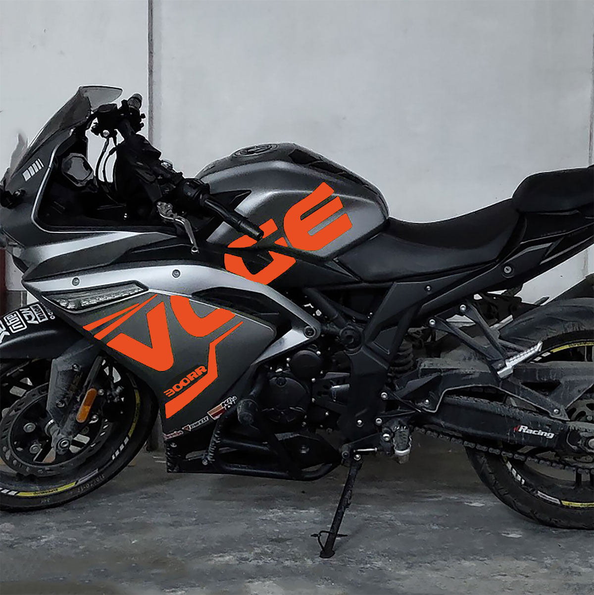 适用于无极300rr车身字母贴花侧面贴膜个性改装防水拉花