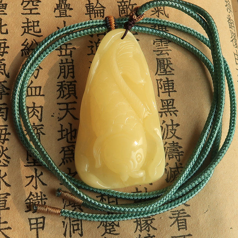 {菖蒲酒美清尊共}天然原石琥珀吊坠手工雕刻荷叶鱼蜜蜡挂件超值价