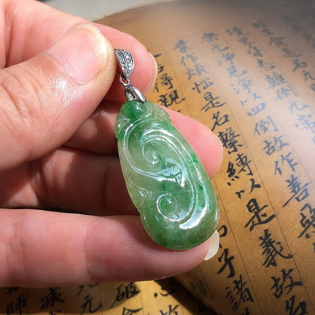 天然翡翠如意吊坠冰种老绿几十年存货缅甸老坑种玉料美石挂件A货