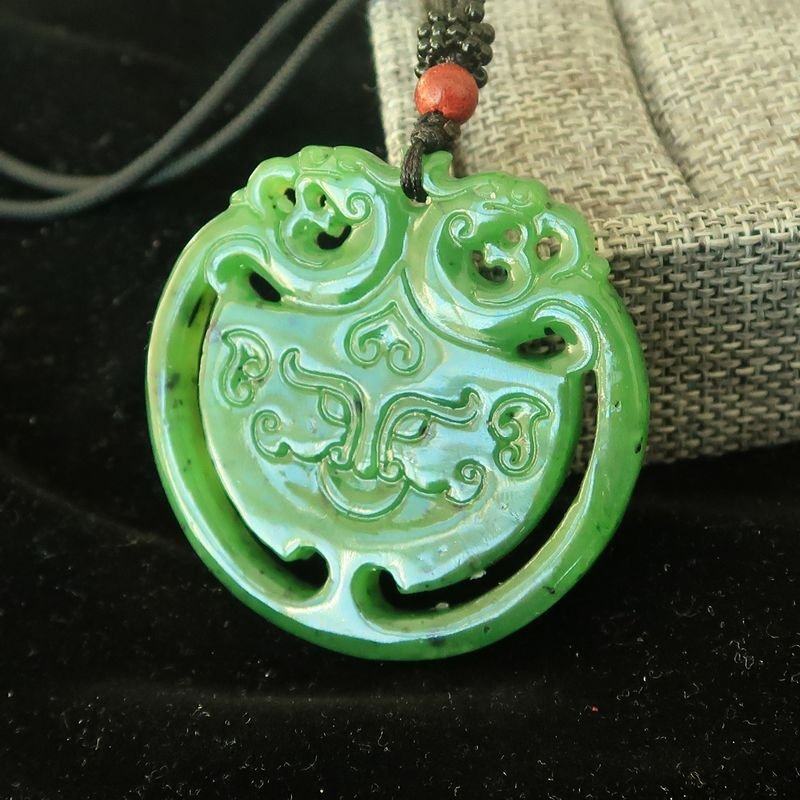 {漠漠轻寒上小楼}隆和斋藏老料和田碧玉项链 兽面纹吊坠玉牌满绿