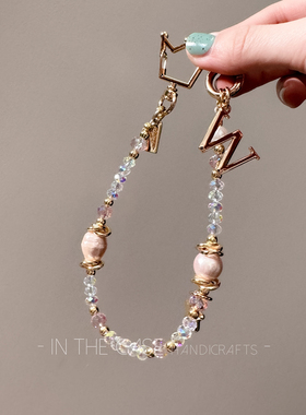 InTheCase设计感皇冠字母吊坠轻奢异形粉珍珠手机绳防摔手提挂链