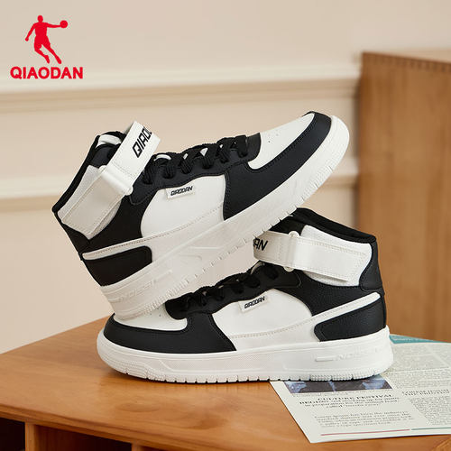 乔丹冬季新品高帮皮面板鞋男款运动鞋防水保暖黑白百搭休闲鞋男