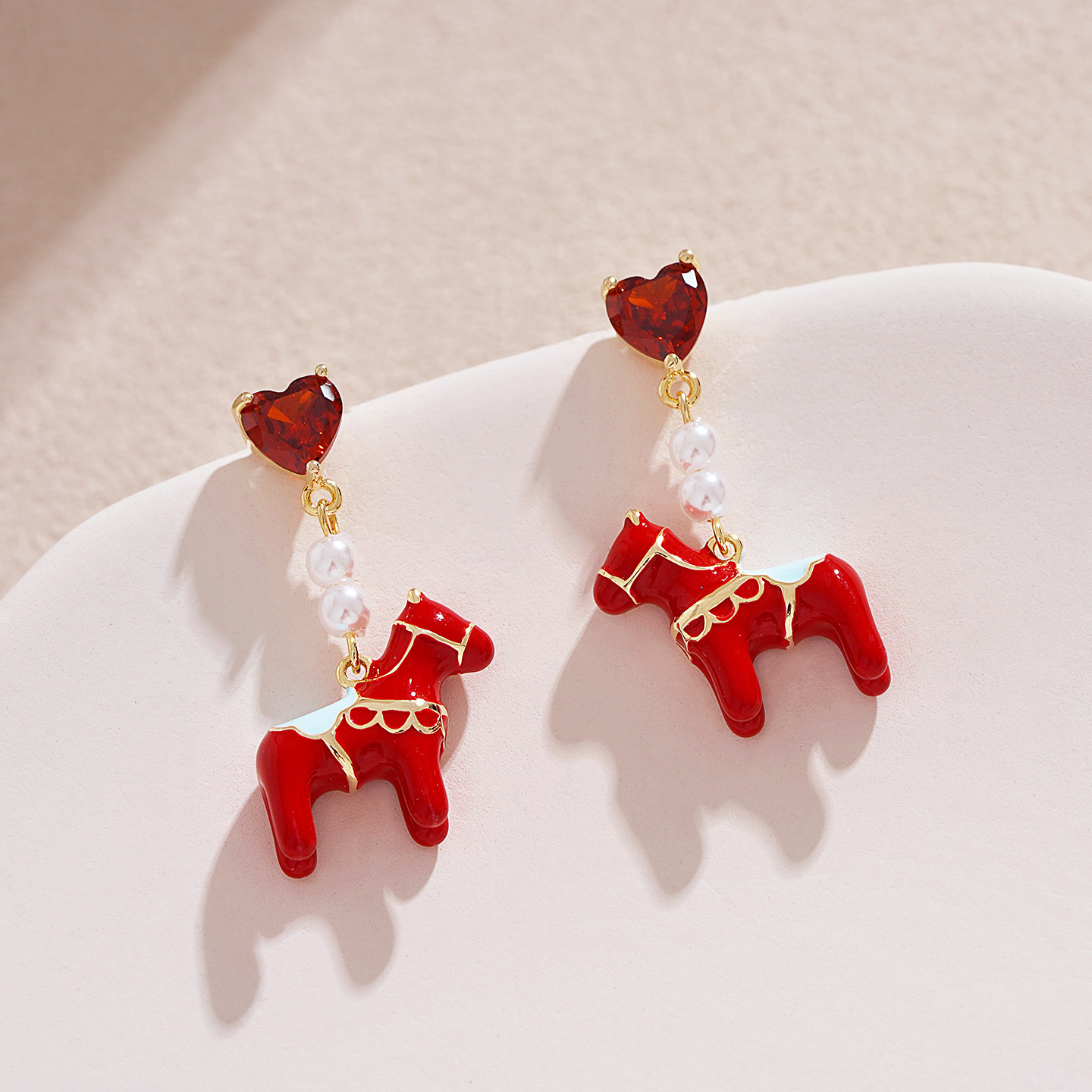 本命年新款红色小马耳环可爱甜美新年爱心吊坠耳饰适合过年的耳钉