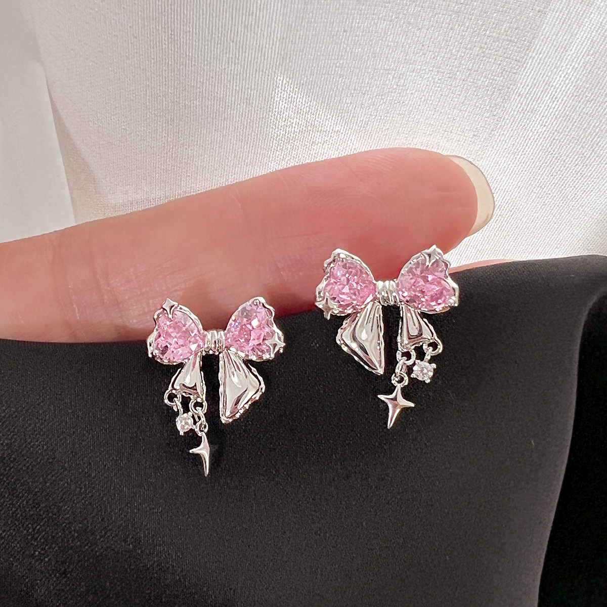 独特设计感蝴蝶多巴胺粉色耳钉