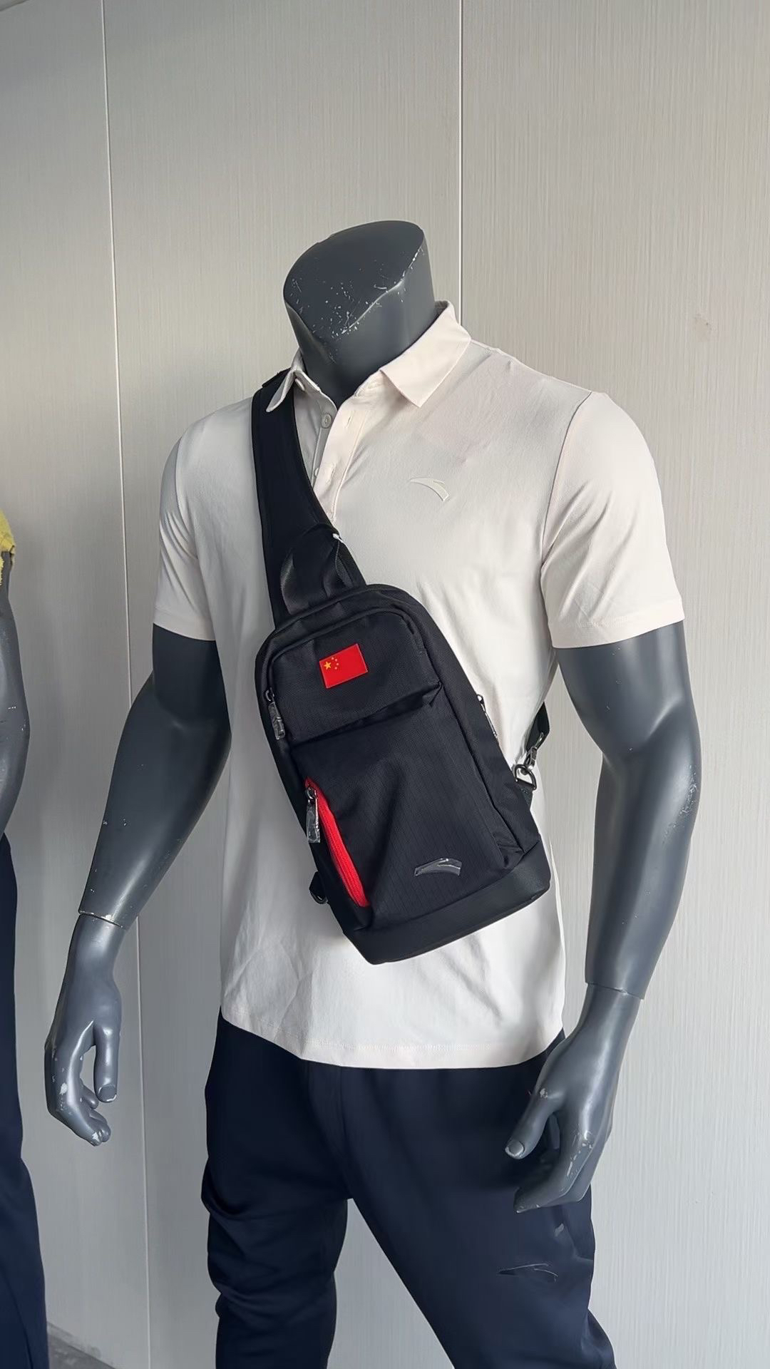 ANTA安踏2024赞助国家队国旗运动腰包男女同款单肩包斜挎包黑色