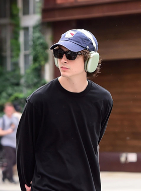 Timothée Chalamet 纽约街拍  长袖休闲纯色圆领青春
