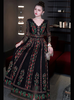 法式网纱绣辣椒V领显瘦连衣裙