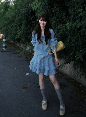 度假风蓝色减龄套装女夏季V领木耳边系带领衬衫高腰蛋糕裙两件套