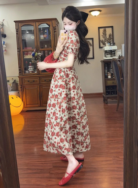 法式复古红色V领碎花连衣裙女夏季新款气质减龄洋气收腰显瘦长裙