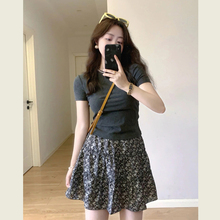 夏季减龄时尚穿搭一整套女纯色圆领修身T恤碎花蛋糕半身裙两件套
