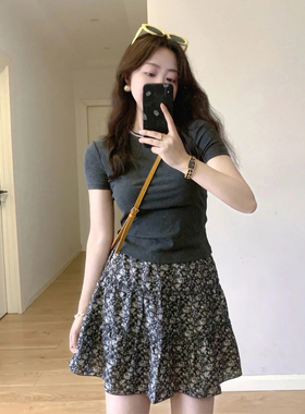 夏季减龄时尚穿搭一整套女纯色圆领修身T恤碎花蛋糕半身裙两件套