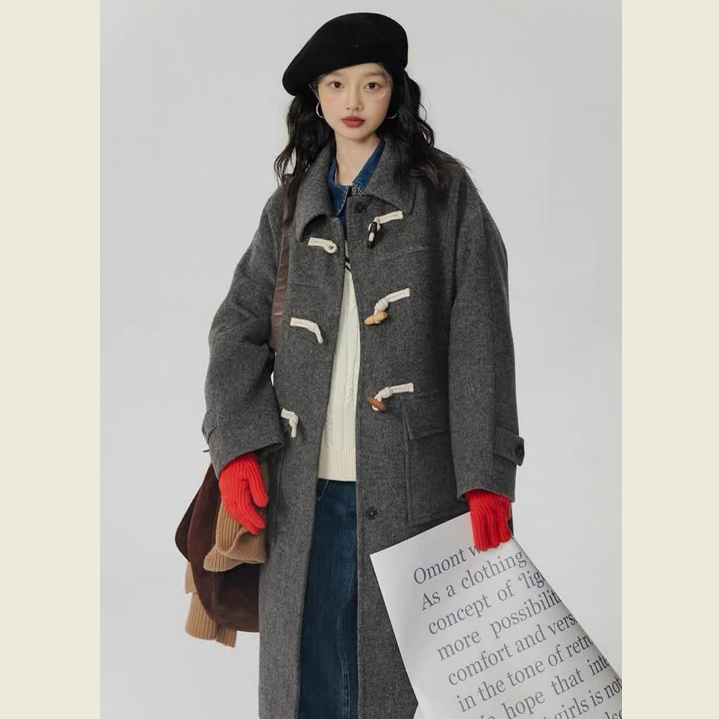 灰色翻领牛角扣中长款呢子大衣