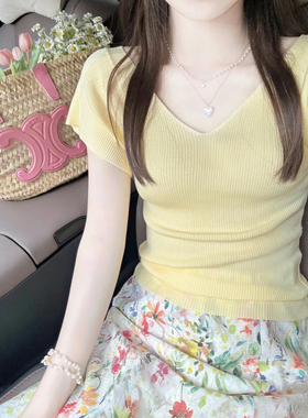 多巴胺显瘦黄色v领针织短袖T恤套装女夏季高腰浪漫印花半裙两件套